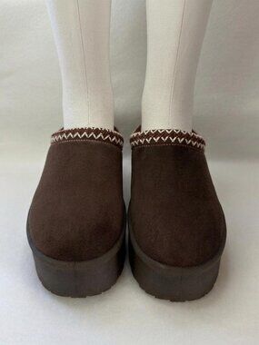 New Love Womens Jesters Embroidered Platform Classic Slip On 7.5 US